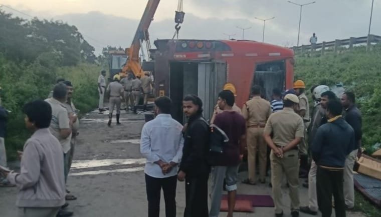 ಬೆಂಗಳೂರಿಗೆ ಬರುತ್ತಿದ್ದ ಖಾಸಗಿ ಬಸ್ ಪಲ್ಟಿ: ಓರ್ವ ಸಾವು, 20 ಮಂದಿಗೆ ಗಾಯ!